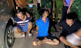 Đối tượng vận chuyển hàng nghìn viên ma túy bật khóc nức nở bên mẹ và con thơ