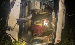 Xe chở khách du lịch bị lật ở Phú Thọ khiến 13 người thương vong