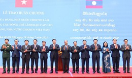 Lãnh đạo cấp cao Việt Nam nhận Huân chương cao quý của Nhà nước Lào