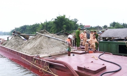 Nổ súng vây bắt 5 sà lan hút cát trái phép trên sông Lam