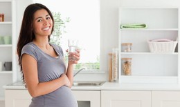 Bà bầu cần làm gì để đối phó với nắng nóng?