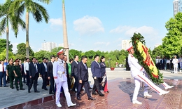 L&#227;nh đạo TP. H&#224; Nội d&#226;ng hương tưởng niệm c&#225;c Anh h&#249;ng, liệt sĩ