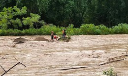 Tìm thấy thi thể đầu tiên vụ 4 người đang xúc cát bị lũ cuốn trôi