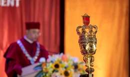 Đại học Quốc gia Hà Nội lên tiếng về lễ phục tốt nghiệp 'đậm chất hoàng gia'