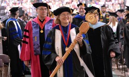 Tại sao hiệu trưởng đại học dùng quyền trượng trong lễ tốt nghiệp?
