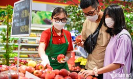Bị hàng ngoại đánh bật, trái cây Việt dạt trôi ra vỉa hè, đi bán rong