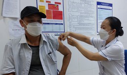Người dân đổ xô đi tiêm, vaccine cúm A khan hiếm