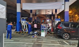Hà Nội: Tài xế ô tô nghi say rượu tông hàng loạt xe máy tại cây xăng, 8 người bị thương
