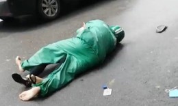 Nghi phạm sát hại người phụ nữ trên phố Hàng Bài rồi đâm dao tự sát đã qua cơn nguy kịch