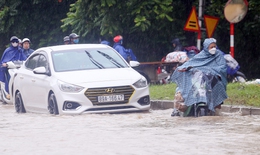 Hà Nội khắp nơi ngập trắng, 7 giờ đi làm 10 giờ chưa đến được cơ quan