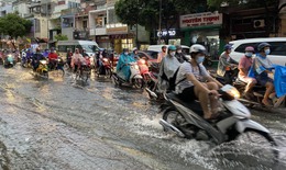TP.HCM mưa lớn, nước tràn vào nhà dân