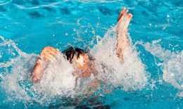 Bé gái 10 tuổi đuối nước tử vong tại bể bơi khách sạn