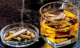 Thuốc lá và rượu là nguyên nhân gây ra gần một nửa số ca ung thư trên toàn thế giới