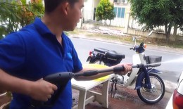 Rửa xe, người đàn ông bị vòi xịt nước trúng mắt, đứt chân mống, đau nhức suốt 4 tháng