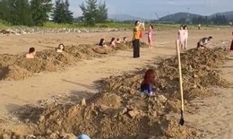 Xôn xao clip nhóm du khách đào nhiều hố trên bãi biển để 'tắm cát'