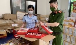 Hà Nội: Thêm vụ thu mua hàng nghìn bánh Trung thu trôi nổi về bán kiếm lời