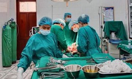 Nghệ An: Phẫu thuật lấy nhân xơ tử cung cho bệnh nhân người Lào