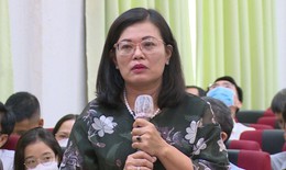 Giám đốc bệnh viện không cầm được nước mắt khi nhắc đến thu nhập của nhân viên y tế