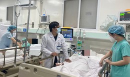4 nam nữ thanh niên ngộ độc nguy kịch do uống rượu không rõ nguồn gốc