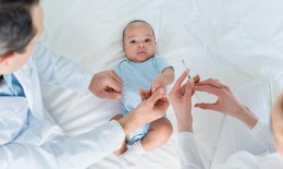 Tăng nguy cơ mắc hen suyễn v&#224; dị ứng ở trẻ sử dụng kh&#225;ng sinh sớm