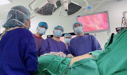 Cứ hồi hộp, lo lắng, mồ hôi lại chảy thành giọt, khiến cô gái tự ti với 'bàn tay ma lạnh ngắt'