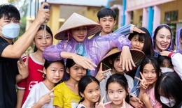 Vừa được minh oan vụ bán dâm 360 triệu, Hoa hậu Thùy Tiên đội mưa đến với trẻ em nghèo miền núi