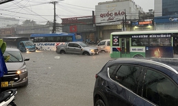 Nhiều phương tiện trôi theo dòng nước siết sau cơn mưa lớn ở Đồng Nai