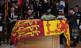 Vua Charles Đệ Tam cùng các em cầu nguyện bên linh cữu Nữ hoàng Elizabeth ở Scotland
