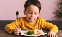 Đừng để con nhẹ cân vì táo bón