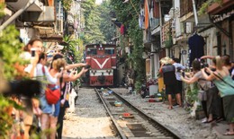 100% quán cà phê vi phạm an toàn đường sắt, quận ra lệnh đóng cửa 'phố cà phê đường tàu'