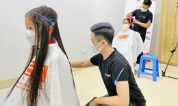 Xúc động hình ảnh những cô bé cấp 1, 2 tình nguyện cắt mái tóc đen óng tặng bệnh nhân ung thư