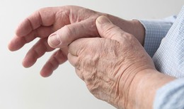 Nguyên nhân và phương pháp điều trị đau khớp ngón tay cái