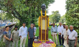 Những người bạn Ấn Độ dâng hoa tưởng niệm Chủ tịch Hồ Chí Minh
