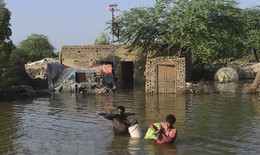 Anh viện trợ nh&#226;n đạo cho Pakistan khắc phục thiệt hại do lũ lụt 