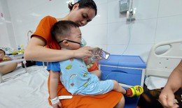 Bệnh nhi nhập viện tăng, nhiều bệnh viện Hà Nội quá tải