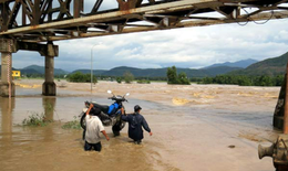 Bão Noru suy yếu vẫn khiến Lào chìm trong 'biển nước'