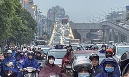 Mưa giờ tan tầm, người Hà Nội nhích từng mét về nhà