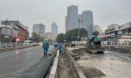 Hàng chục công nhân 'đội mưa' gấp rút hoàn thành hầm chui Lê Văn Lương