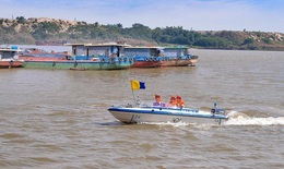Cắm biển cảnh báo nguy hiểm nơi xe container rơi trên sông Hồng