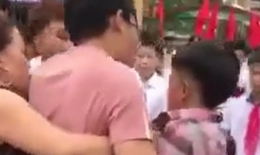 Sự thật thông tin một học sinh ở Phú Thọ bị nhóm phụ huynh lôi ra cổng trường hành hung trong ngày khai giảng
