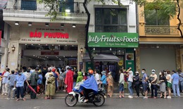Người Hà Nội 'đội mưa' xếp hàng dài mua bánh trung thu