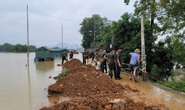 Hà Nội: Nhiều khu vực ngập sâu ở huyện Chương Mỹ vẫn đang chờ nước rút