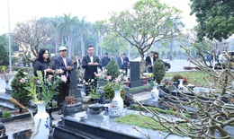 Bộ trưởng Bộ Y tế Đ&#224;o Hồng Lan d&#226;ng hương tại nghĩa trang Mai Dịch