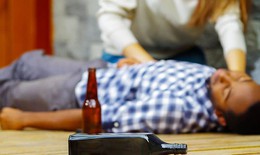 Nhận biết rượu dởm và tránh ngộ độc rượu ngày Tết