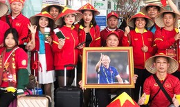 Mang theo đào Tết, cổ động viên tiếp lửa cho đội tuyển Việt Nam trên đất Thái
