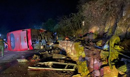 Tai nạn xe khách trên QL6 khiến 2 người tử vong, 19 người bị thương