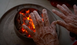 Đốt than, củi để sưởi ấm trong nhà: Những hiểm hoạ được báo trước