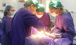 U gan bất ngờ vỡ bệnh nhân nam 53 tuổi được thầy thuốc xuyên Tết cứu sống