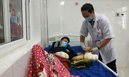 Chơi pháo nổ, một bệnh nhân bị đứt 4 ngón tay
