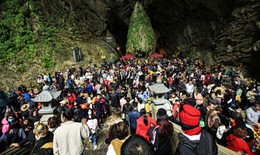 Hàng vạn du khách trẩy hội chùa Hương sau 2 năm gián đoạn vì dịch COVID-19